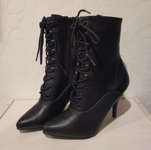 NWT YANDY Size 6 Laced Up Ankle 4 Inch Heeled Boots